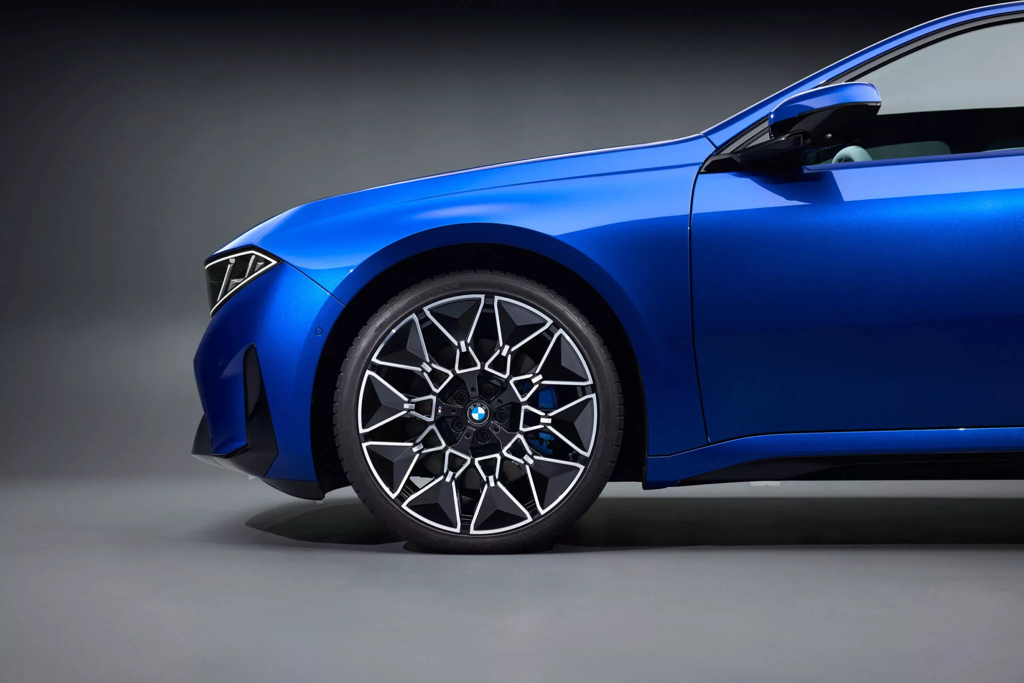 BMW i3 lộ diện: Nhìn như đến từ tương lai, có cả AI hỗ trợ người lái, sạc đầy đi gần 1.000 km- Ảnh 5.