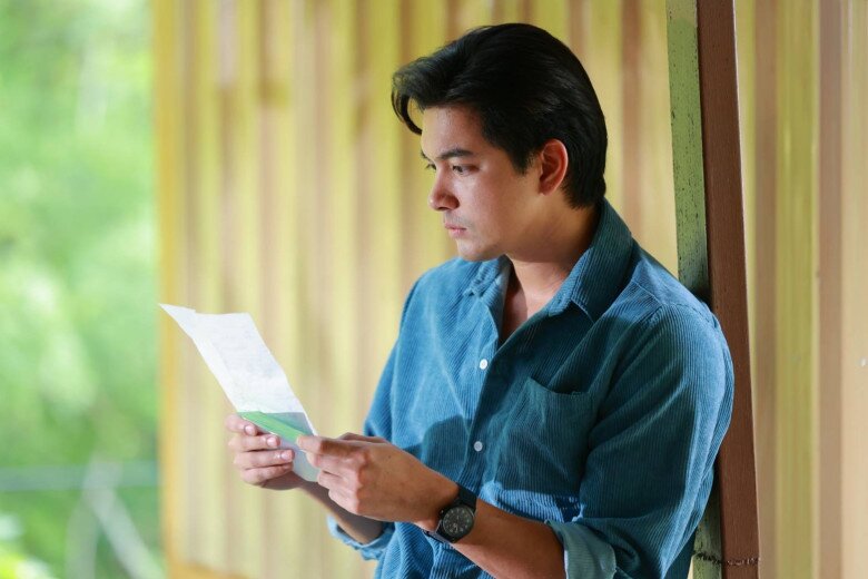 Ngày ký giấy ly hôn, tôi cầm tờ giấy mà thấy lòng mình trống rỗng. (Ảnh minh họa)