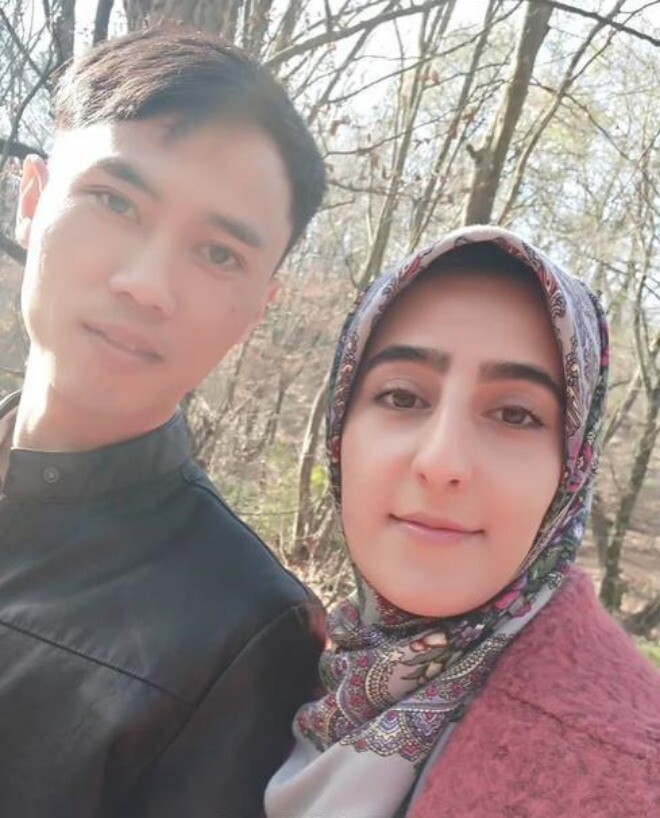 Anh Hằng và người bạn đời của mình.