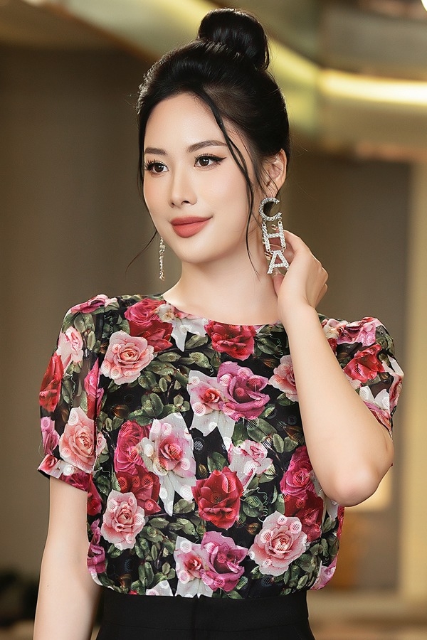 Theo WWW, hoa bản lớn thường đi kèm với các tông màu tương phản mạnh hoặc màu trầm như tím, đỏ rượu, nâu. Sự kết hợp này dễ tạo cảm giác kém sang và cũ kỹ. Để trông trẻ hơn, bạn nên chọn họa tiết hoa nhí với màu sắc tươi sáng.