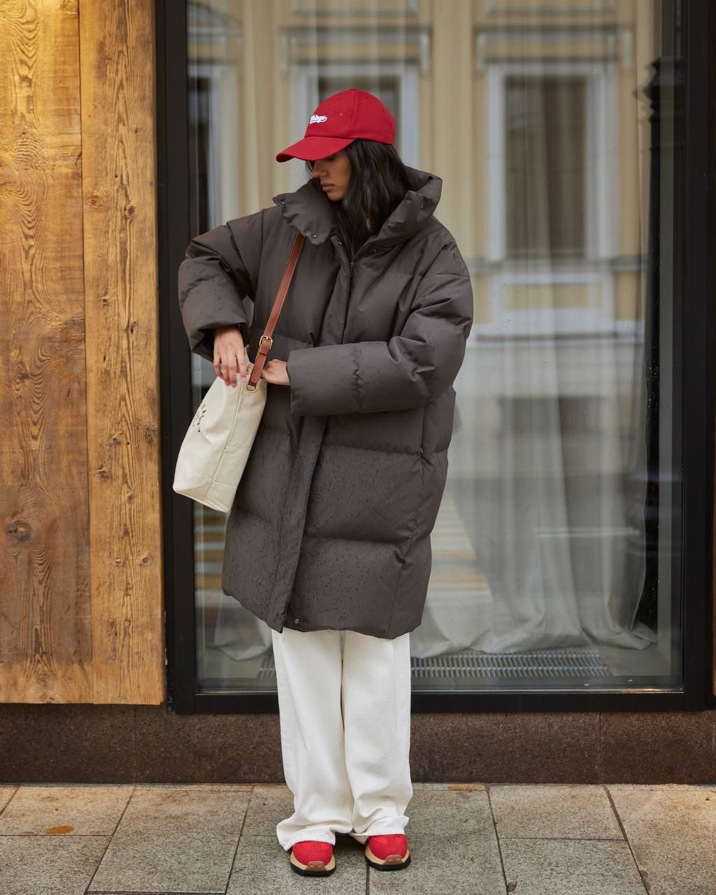 Áo phao dáng dài to sụ và tối màu chú trọng tính năng giữ ấm hơn là thời trang, dễ tạo cảm giác nặng nề và đứng tuổi.