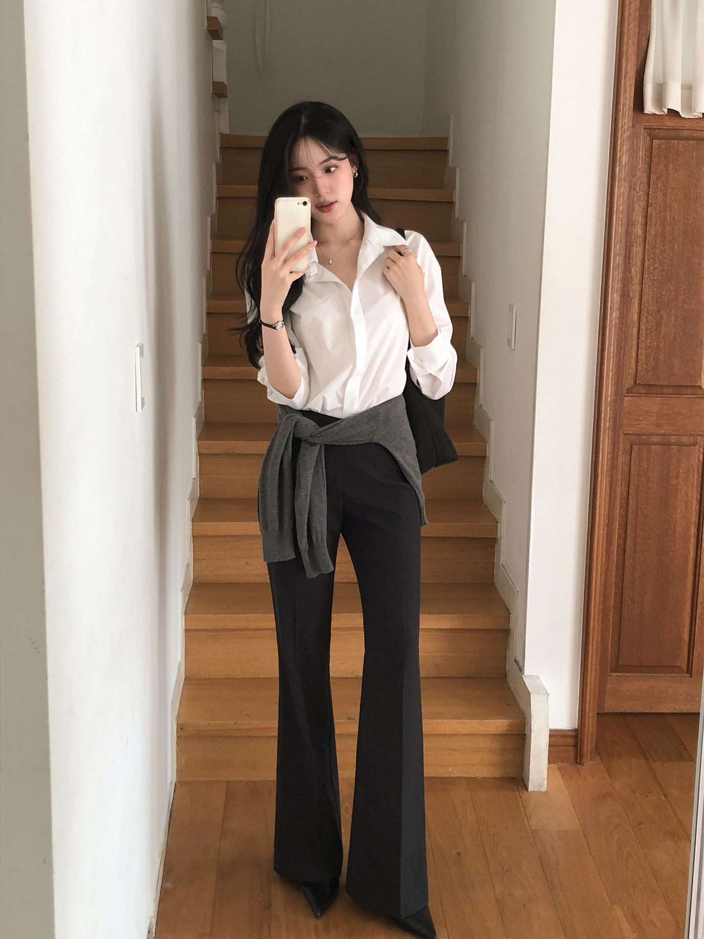 Hè này mặc gì đi làm cho mát mà vẫn đẹp, 5 công thức này là câu trả lời cho hội chị em - 1