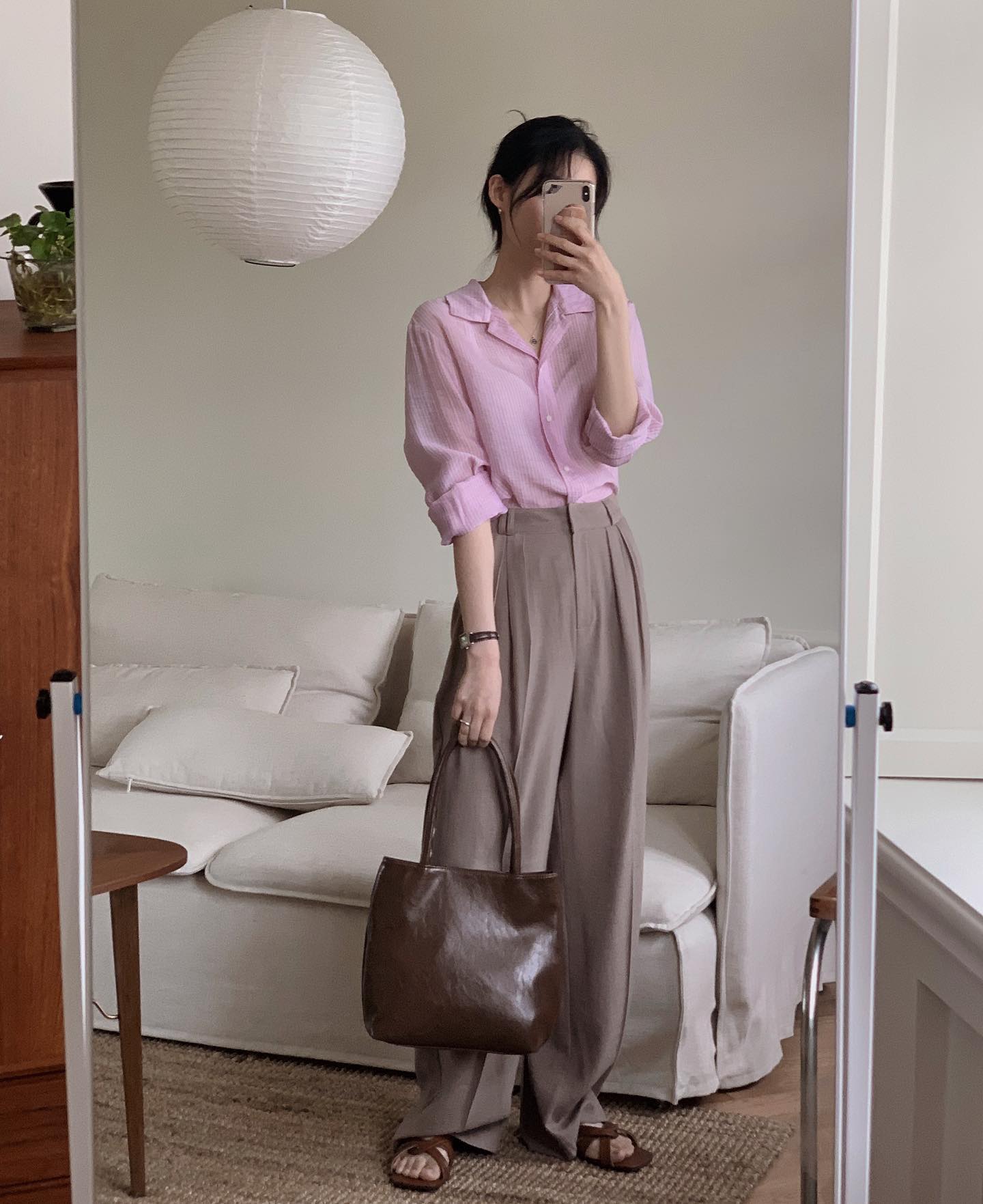 Hè này mặc gì đi làm cho mát mà vẫn đẹp, 5 công thức này là câu trả lời cho hội chị em - 3