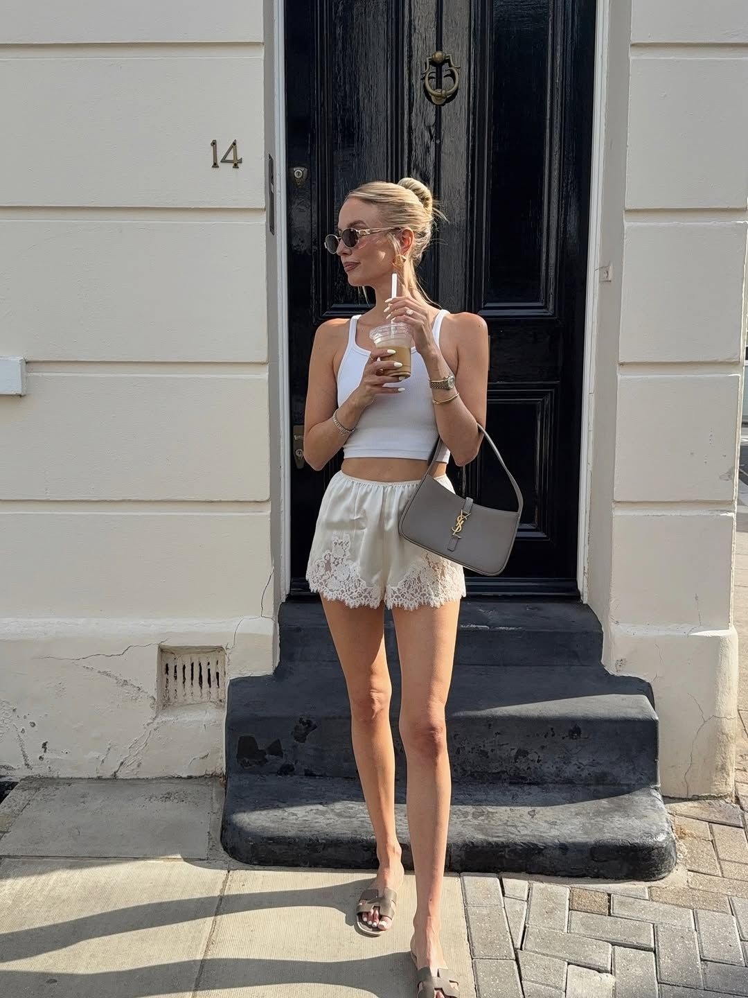 Quần shorts màu kem phối crop top, dép Hermes và túi Saint Laurent vài nghìn USD.