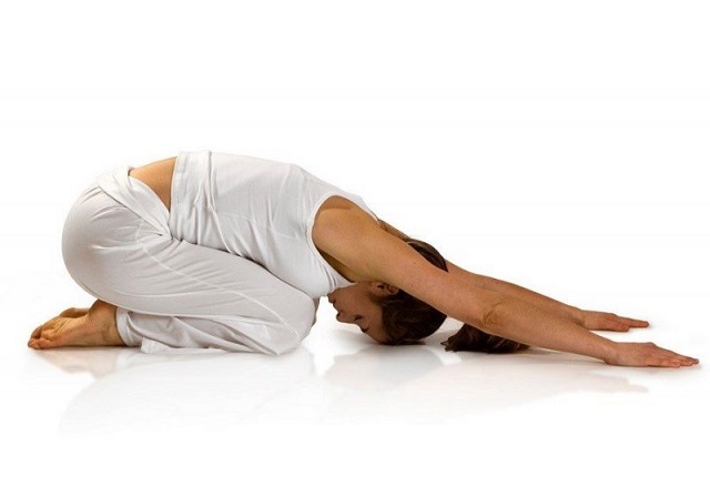 Tư thế em bé giúp giảm căng thẳng ở cổ, vai và lưng, giảm đau cứng cổ.