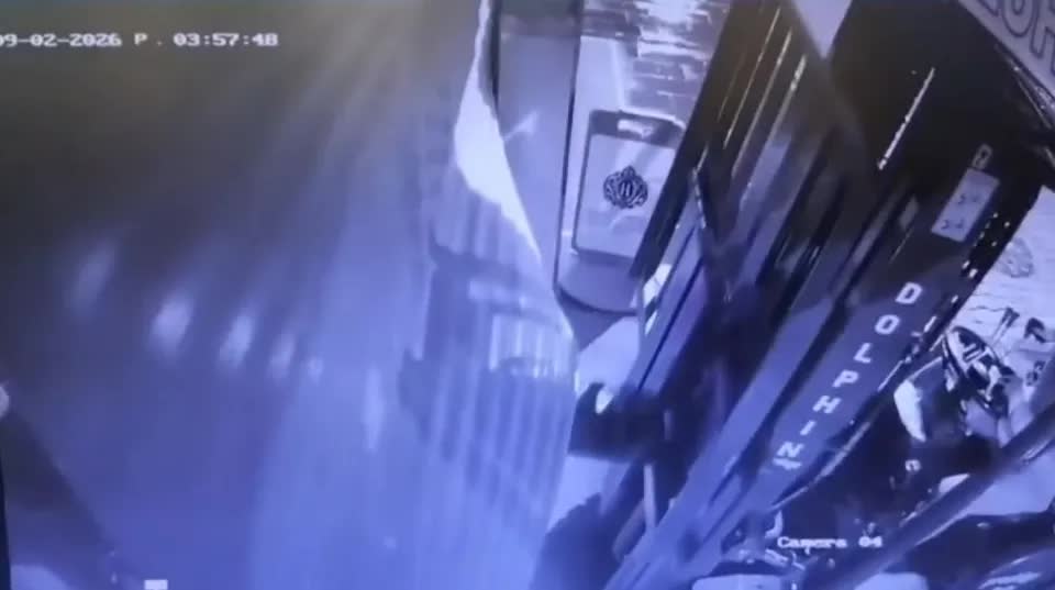 Toàn cảnh vụ trộm “khó đỡ” được camera ghi lại: Đột nhập bằng xe nâng, ôm 150g vàng cưỡi lừa tẩu thoát- Ảnh 1.