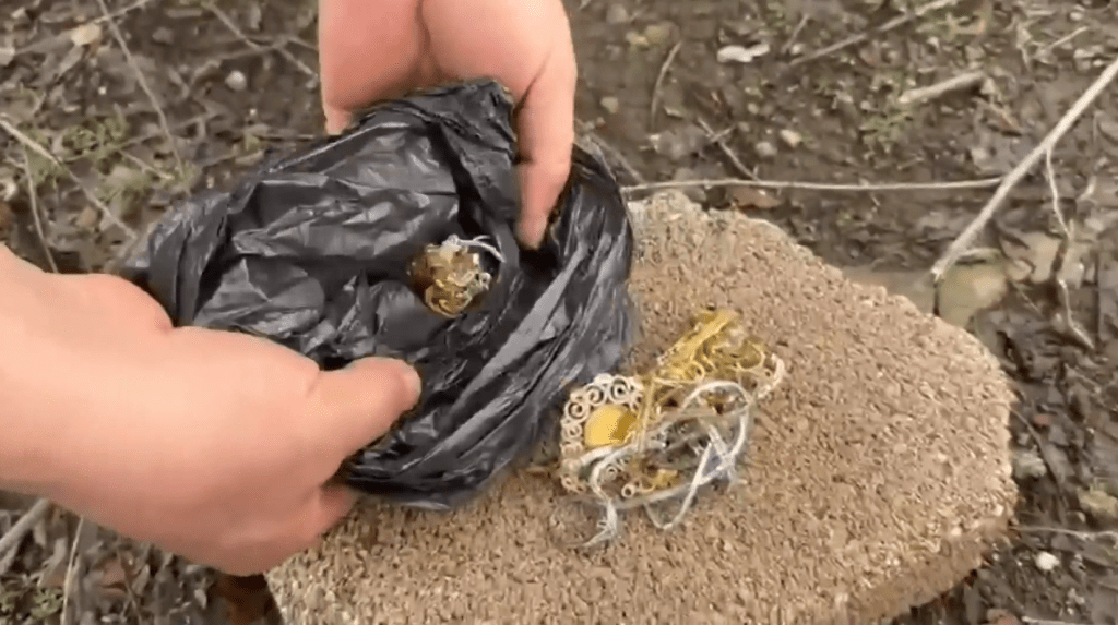 Toàn cảnh vụ trộm “khó đỡ” được camera ghi lại: Đột nhập bằng xe nâng, ôm 150g vàng cưỡi lừa tẩu thoát- Ảnh 3.