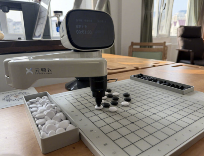 Robot có thể chơi cờ, pha trà giúp người cao tuổi được giải trí và chăm sóc sức khỏe toàn diện. Ảnh: Đài phát thanh giao thông Bắc Kinh