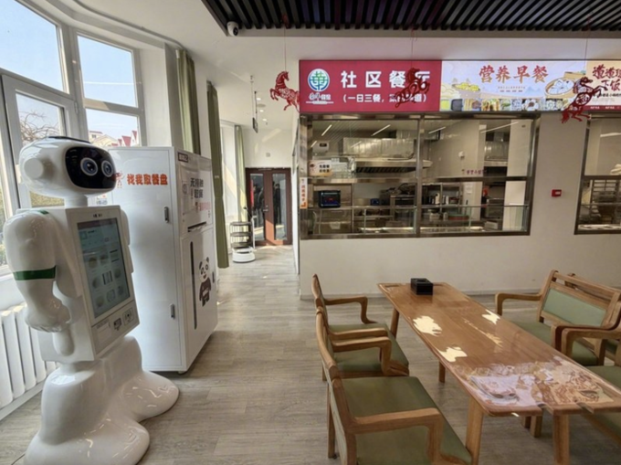 Khu vực ăn uống được trang bị robot tự động hóa hoàn toàn và thông minh trong toàn bộ quy trình phục vụ. Ảnh: Đài phát thanh giao thông Bắc Kinh
