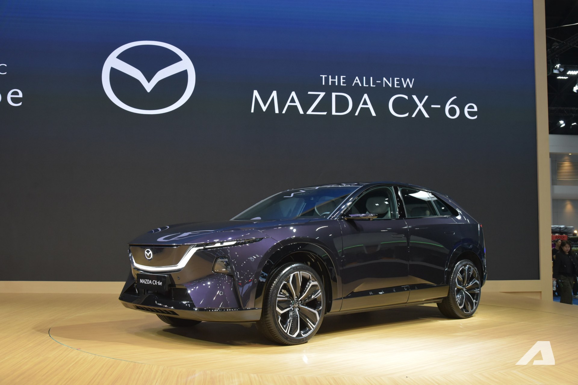 Xem Mazda CX-6e ngoài đời thực: Bề thế hơn CX-5, thiết kế bóng bẩy với 3 màn hình siêu lớn, chạy tới 600km/sạc- Ảnh 1. Xem Mazda CX-6e ngoài đời thực: Bề thế hơn CX-5, thiết kế bóng bẩy với 3 màn hình siêu lớn, chạy tới 600km/sạc- Ảnh 1.