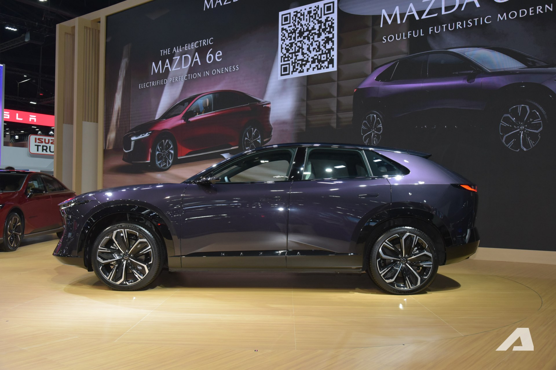 Xem Mazda CX-6e ngoài đời thực: Bề thế hơn CX-5, thiết kế bóng bẩy với 3 màn hình siêu lớn, chạy tới 600km/sạc- Ảnh 2. Xem Mazda CX-6e ngoài đời thực: Bề thế hơn CX-5, thiết kế bóng bẩy với 3 màn hình siêu lớn, chạy tới 600km/sạc- Ảnh 2.