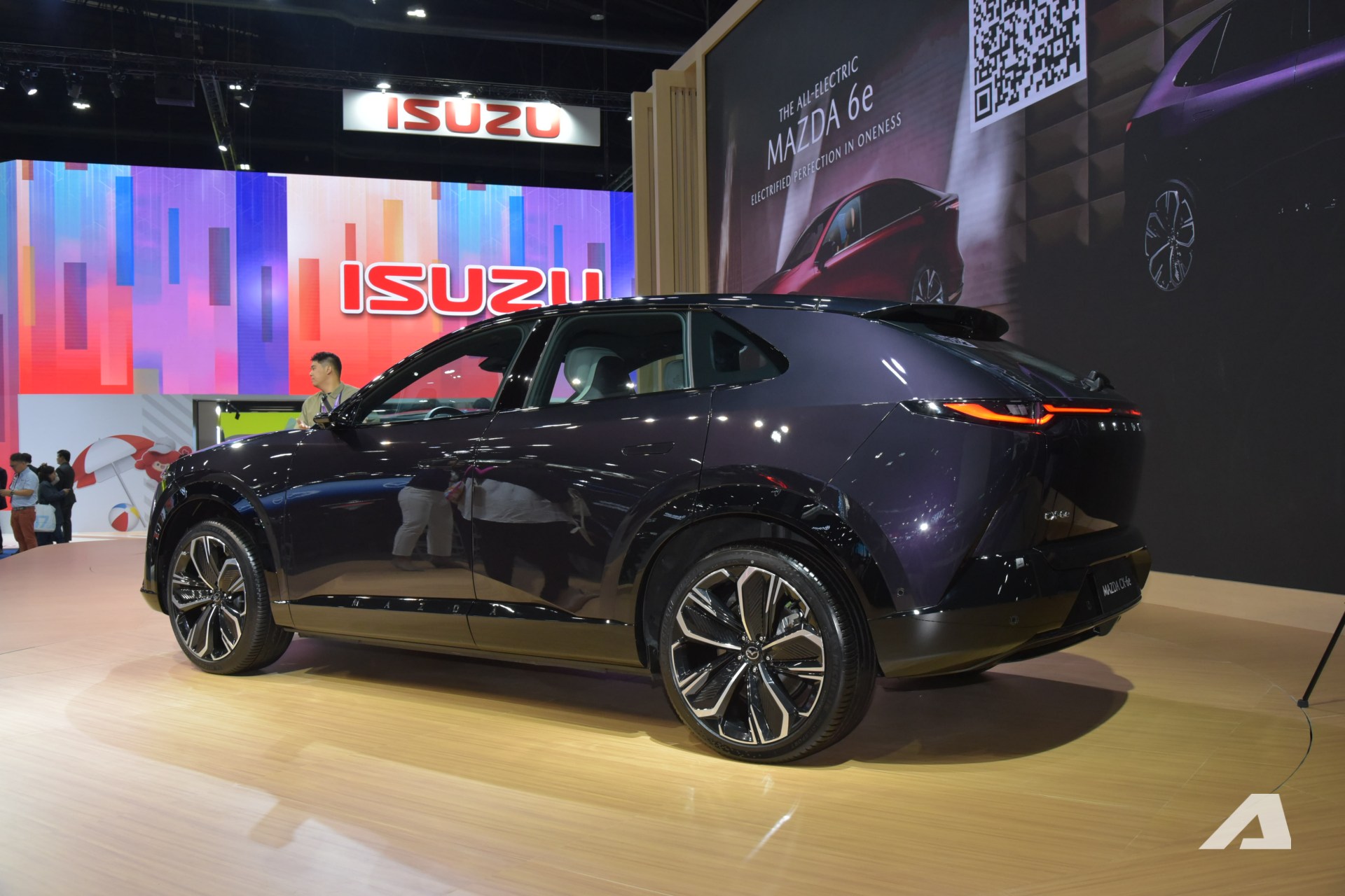 Xem Mazda CX-6e ngoài đời thực: Bề thế hơn CX-5, thiết kế bóng bẩy với 3 màn hình siêu lớn, chạy tới 600km/sạc- Ảnh 11. Xem Mazda CX-6e ngoài đời thực: Bề thế hơn CX-5, thiết kế bóng bẩy với 3 màn hình siêu lớn, chạy tới 600km/sạc- Ảnh 11.