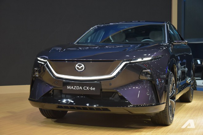 Xem Mazda CX-6e ngoài đời thực: Bề thế hơn CX-5, thiết kế bóng bẩy với 3 màn hình siêu lớn, chạy tới 600km/sạc- Ảnh 3. Xem Mazda CX-6e ngoài đời thực: Bề thế hơn CX-5, thiết kế bóng bẩy với 3 màn hình siêu lớn, chạy tới 600km/sạc- Ảnh 3.