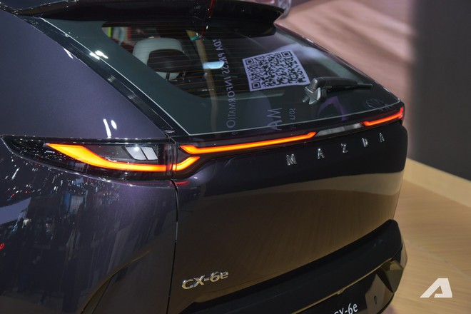 Xem Mazda CX-6e ngoài đời thực: Bề thế hơn CX-5, thiết kế bóng bẩy với 3 màn hình siêu lớn, chạy tới 600km/sạc- Ảnh 5. Xem Mazda CX-6e ngoài đời thực: Bề thế hơn CX-5, thiết kế bóng bẩy với 3 màn hình siêu lớn, chạy tới 600km/sạc- Ảnh 5.