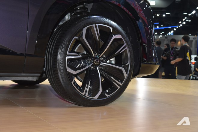 Xem Mazda CX-6e ngoài đời thực: Bề thế hơn CX-5, thiết kế bóng bẩy với 3 màn hình siêu lớn, chạy tới 600km/sạc- Ảnh 7. Xem Mazda CX-6e ngoài đời thực: Bề thế hơn CX-5, thiết kế bóng bẩy với 3 màn hình siêu lớn, chạy tới 600km/sạc- Ảnh 7.