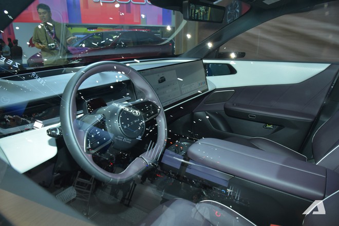 Xem Mazda CX-6e ngoài đời thực: Bề thế hơn CX-5, thiết kế bóng bẩy với 3 màn hình siêu lớn, chạy tới 600km/sạc- Ảnh 8. Xem Mazda CX-6e ngoài đời thực: Bề thế hơn CX-5, thiết kế bóng bẩy với 3 màn hình siêu lớn, chạy tới 600km/sạc- Ảnh 8.