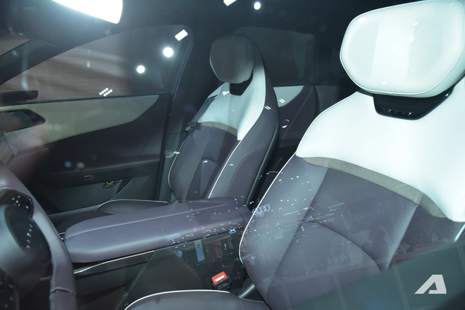 Xem Mazda CX-6e ngoài đời thực: Bề thế hơn CX-5, thiết kế bóng bẩy với 3 màn hình siêu lớn, chạy tới 600km/sạc- Ảnh 10. Xem Mazda CX-6e ngoài đời thực: Bề thế hơn CX-5, thiết kế bóng bẩy với 3 màn hình siêu lớn, chạy tới 600km/sạc- Ảnh 10.