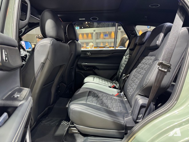 Xem thực tế Ford Everest Platinum 2026 giá quy đổi hơn 1,4 tỷ đồng: Diện mạo thể thao hơn, động cơ mới dễ áp dụng cho cả Việt Nam- Ảnh 11. Xem thực tế Ford Everest Platinum 2026 giá quy đổi hơn 1,4 tỷ đồng: Diện mạo thể thao hơn, động cơ mới dễ áp dụng cho cả Việt Nam- Ảnh 11.