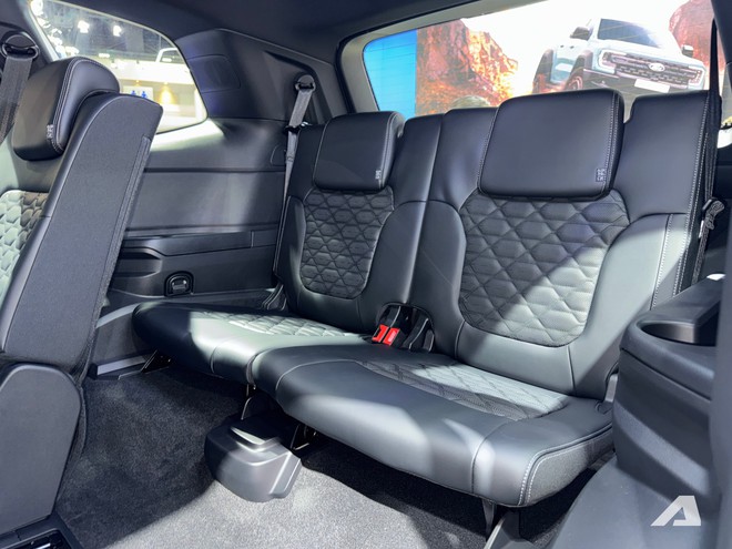 Xem thực tế Ford Everest Platinum 2026 giá quy đổi hơn 1,4 tỷ đồng: Diện mạo thể thao hơn, động cơ mới dễ áp dụng cho cả Việt Nam- Ảnh 12. Xem thực tế Ford Everest Platinum 2026 giá quy đổi hơn 1,4 tỷ đồng: Diện mạo thể thao hơn, động cơ mới dễ áp dụng cho cả Việt Nam- Ảnh 12.