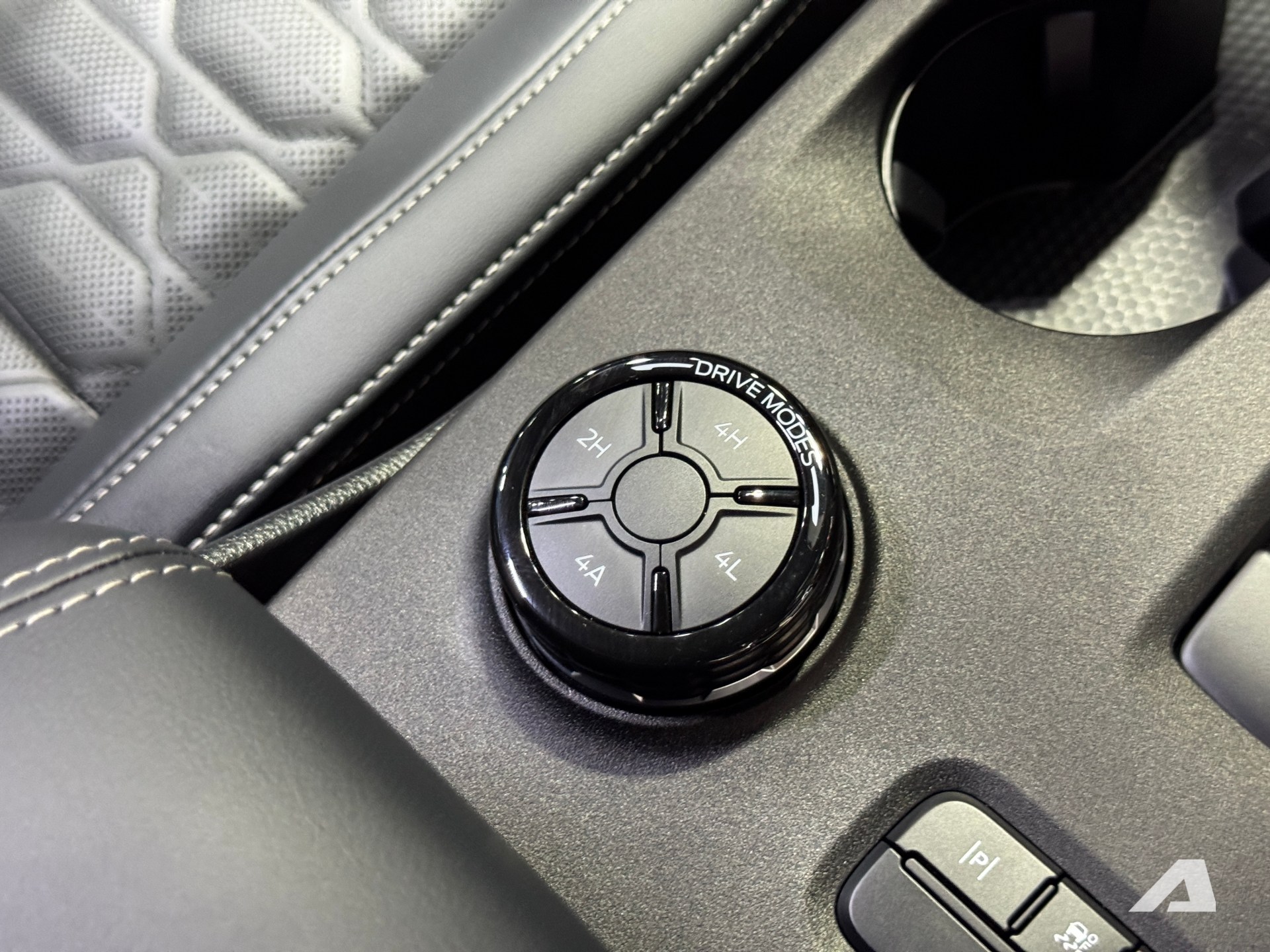 Xem thực tế Ford Everest Platinum 2026 giá quy đổi hơn 1,4 tỷ đồng: Diện mạo thể thao hơn, động cơ mới dễ áp dụng cho cả Việt Nam- Ảnh 14. Xem thực tế Ford Everest Platinum 2026 giá quy đổi hơn 1,4 tỷ đồng: Diện mạo thể thao hơn, động cơ mới dễ áp dụng cho cả Việt Nam- Ảnh 14.