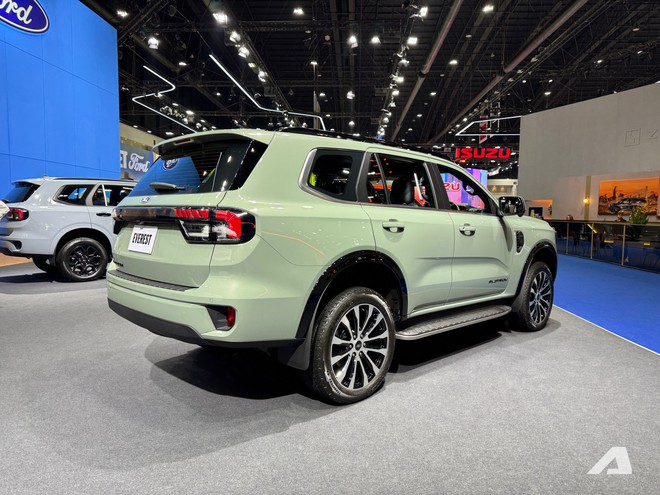Xem thực tế Ford Everest Platinum 2026 giá quy đổi hơn 1,4 tỷ đồng: Diện mạo thể thao hơn, động cơ mới dễ áp dụng cho cả Việt Nam- Ảnh 3. Xem thực tế Ford Everest Platinum 2026 giá quy đổi hơn 1,4 tỷ đồng: Diện mạo thể thao hơn, động cơ mới dễ áp dụng cho cả Việt Nam- Ảnh 3.