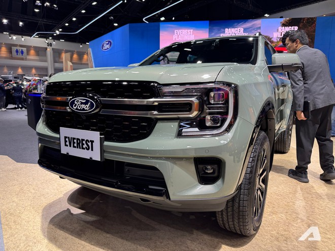 Xem thực tế Ford Everest Platinum 2026 giá quy đổi hơn 1,4 tỷ đồng: Diện mạo thể thao hơn, động cơ mới dễ áp dụng cho cả Việt Nam- Ảnh 4. Xem thực tế Ford Everest Platinum 2026 giá quy đổi hơn 1,4 tỷ đồng: Diện mạo thể thao hơn, động cơ mới dễ áp dụng cho cả Việt Nam- Ảnh 4.