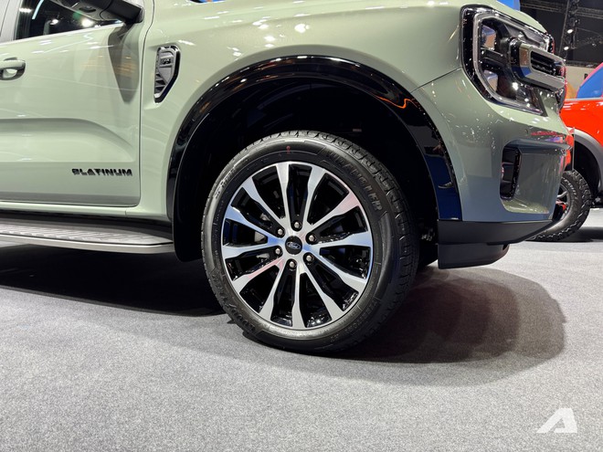 Xem thực tế Ford Everest Platinum 2026 giá quy đổi hơn 1,4 tỷ đồng: Diện mạo thể thao hơn, động cơ mới dễ áp dụng cho cả Việt Nam- Ảnh 6. Xem thực tế Ford Everest Platinum 2026 giá quy đổi hơn 1,4 tỷ đồng: Diện mạo thể thao hơn, động cơ mới dễ áp dụng cho cả Việt Nam- Ảnh 6.