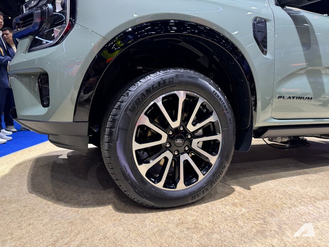 Xem thực tế Ford Everest Platinum 2026 giá quy đổi hơn 1,4 tỷ đồng: Diện mạo thể thao hơn, động cơ mới dễ áp dụng cho cả Việt Nam- Ảnh 7. Xem thực tế Ford Everest Platinum 2026 giá quy đổi hơn 1,4 tỷ đồng: Diện mạo thể thao hơn, động cơ mới dễ áp dụng cho cả Việt Nam- Ảnh 7.