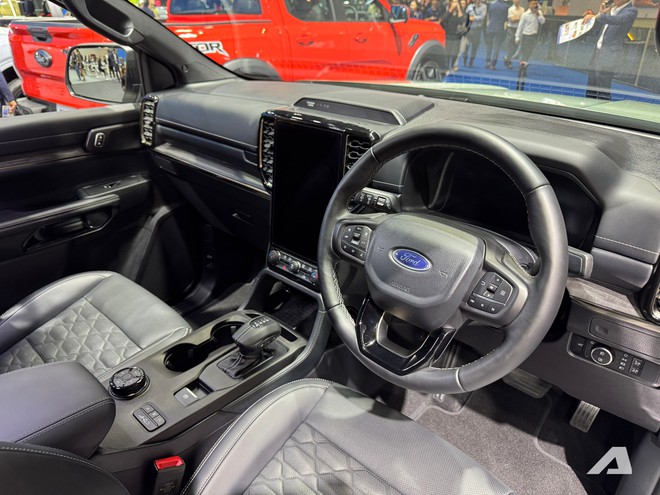 Xem thực tế Ford Everest Platinum 2026 giá quy đổi hơn 1,4 tỷ đồng: Diện mạo thể thao hơn, động cơ mới dễ áp dụng cho cả Việt Nam- Ảnh 8. Xem thực tế Ford Everest Platinum 2026 giá quy đổi hơn 1,4 tỷ đồng: Diện mạo thể thao hơn, động cơ mới dễ áp dụng cho cả Việt Nam- Ảnh 8.