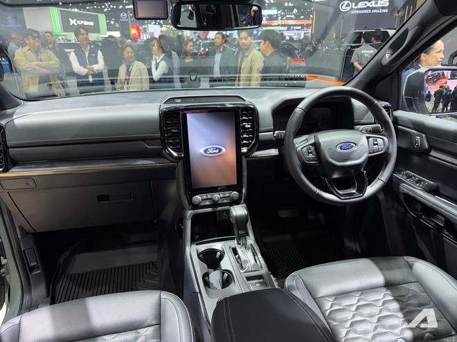 Xem thực tế Ford Everest Platinum 2026 giá quy đổi hơn 1,4 tỷ đồng: Diện mạo thể thao hơn, động cơ mới dễ áp dụng cho cả Việt Nam- Ảnh 9. Xem thực tế Ford Everest Platinum 2026 giá quy đổi hơn 1,4 tỷ đồng: Diện mạo thể thao hơn, động cơ mới dễ áp dụng cho cả Việt Nam- Ảnh 9.
