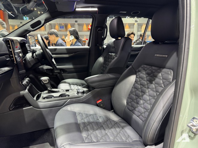 Xem thực tế Ford Everest Platinum 2026 giá quy đổi hơn 1,4 tỷ đồng: Diện mạo thể thao hơn, động cơ mới dễ áp dụng cho cả Việt Nam- Ảnh 10. Xem thực tế Ford Everest Platinum 2026 giá quy đổi hơn 1,4 tỷ đồng: Diện mạo thể thao hơn, động cơ mới dễ áp dụng cho cả Việt Nam- Ảnh 10.