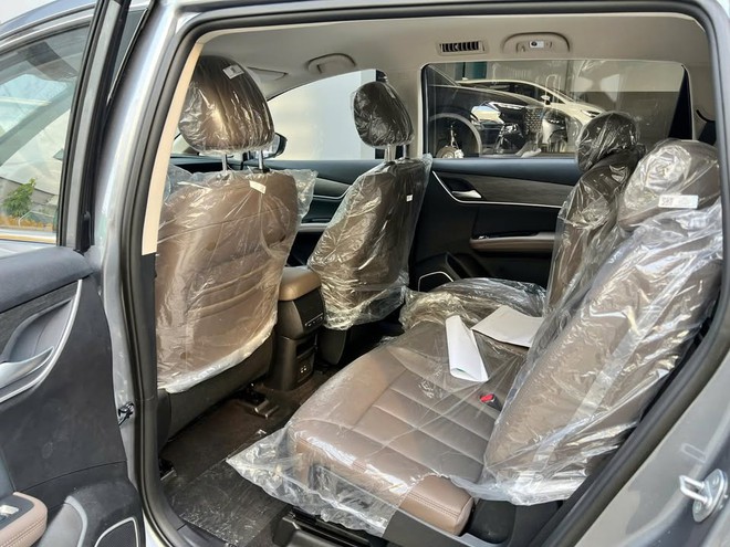 Bỏ qua xe xăng chạy dịch vụ, BYD M6 liệu có là ‘mỏ vàng’ mới: 7 chỗ rộng rãi, sạc một lần chạy 420km, đầy ắp công nghệ ‘nịnh’ khách- Ảnh 4. Bỏ qua xe xăng chạy dịch vụ, BYD M6 liệu có là ‘mỏ vàng’ mới: 7 chỗ rộng rãi, sạc một lần chạy 420km, đầy ắp công nghệ ‘nịnh’ khách- Ảnh 4.