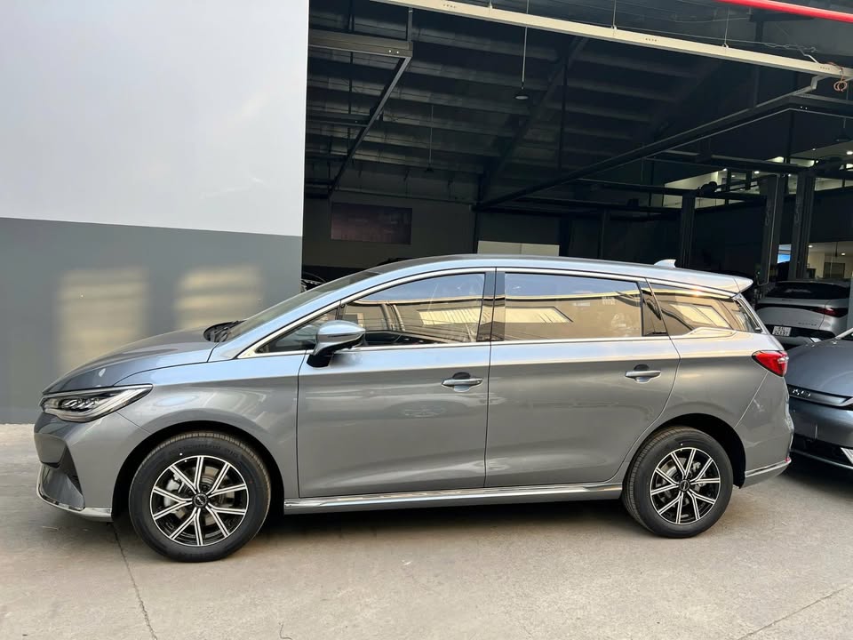 Bỏ qua xe xăng chạy dịch vụ, BYD M6 liệu có là ‘mỏ vàng’ mới: 7 chỗ rộng rãi, sạc một lần chạy 420km, đầy ắp công nghệ ‘nịnh’ khách- Ảnh 5. Bỏ qua xe xăng chạy dịch vụ, BYD M6 liệu có là ‘mỏ vàng’ mới: 7 chỗ rộng rãi, sạc một lần chạy 420km, đầy ắp công nghệ ‘nịnh’ khách- Ảnh 5.