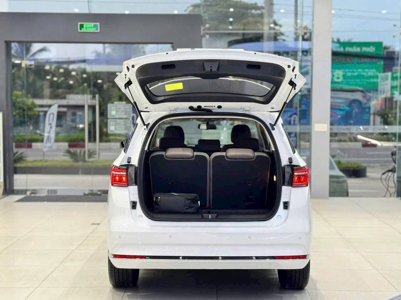 Bỏ qua xe xăng chạy dịch vụ, BYD M6 liệu có là ‘mỏ vàng’ mới: 7 chỗ rộng rãi, sạc một lần chạy 420km, đầy ắp công nghệ ‘nịnh’ khách- Ảnh 6. Bỏ qua xe xăng chạy dịch vụ, BYD M6 liệu có là ‘mỏ vàng’ mới: 7 chỗ rộng rãi, sạc một lần chạy 420km, đầy ắp công nghệ ‘nịnh’ khách- Ảnh 6.