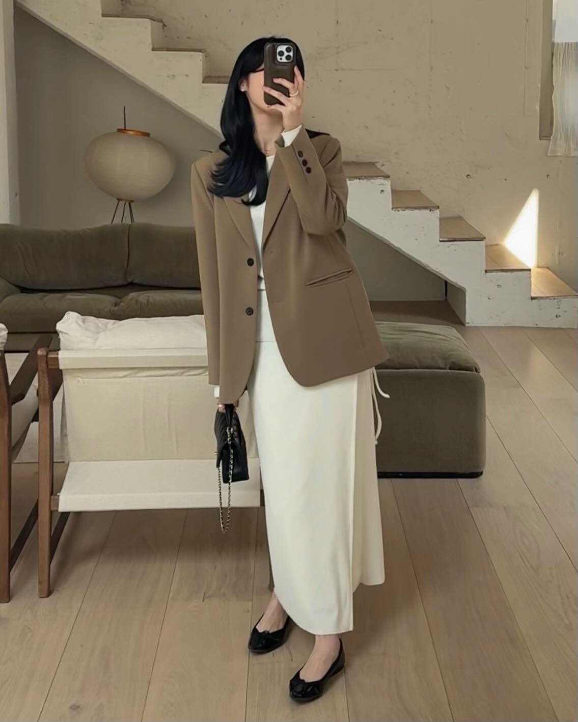 Đừng ăn mặc cầu kỳ, phụ nữ U35 nên amp;#34;kết thânamp;#34; với 5 công thức này nếu muốn đơn giản mà vẫn có gu - 2