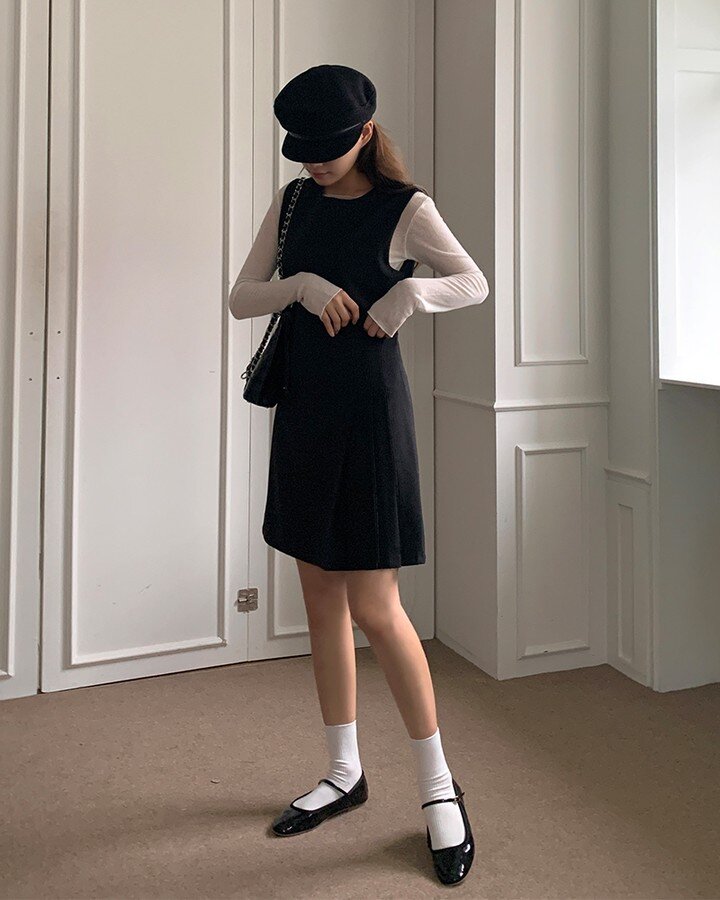 Váy gile mang đến vẻ ngoài thanh lịch, hiện đại mà không cần phối quá nhiều lớp. Thiết kế form đứng giúp tôn dáng và tạo sự gọn gàng. Có thể mặc riêng hoặc phối cùng áo bên trong, phù hợp cả đi làm lẫn dạo phố.