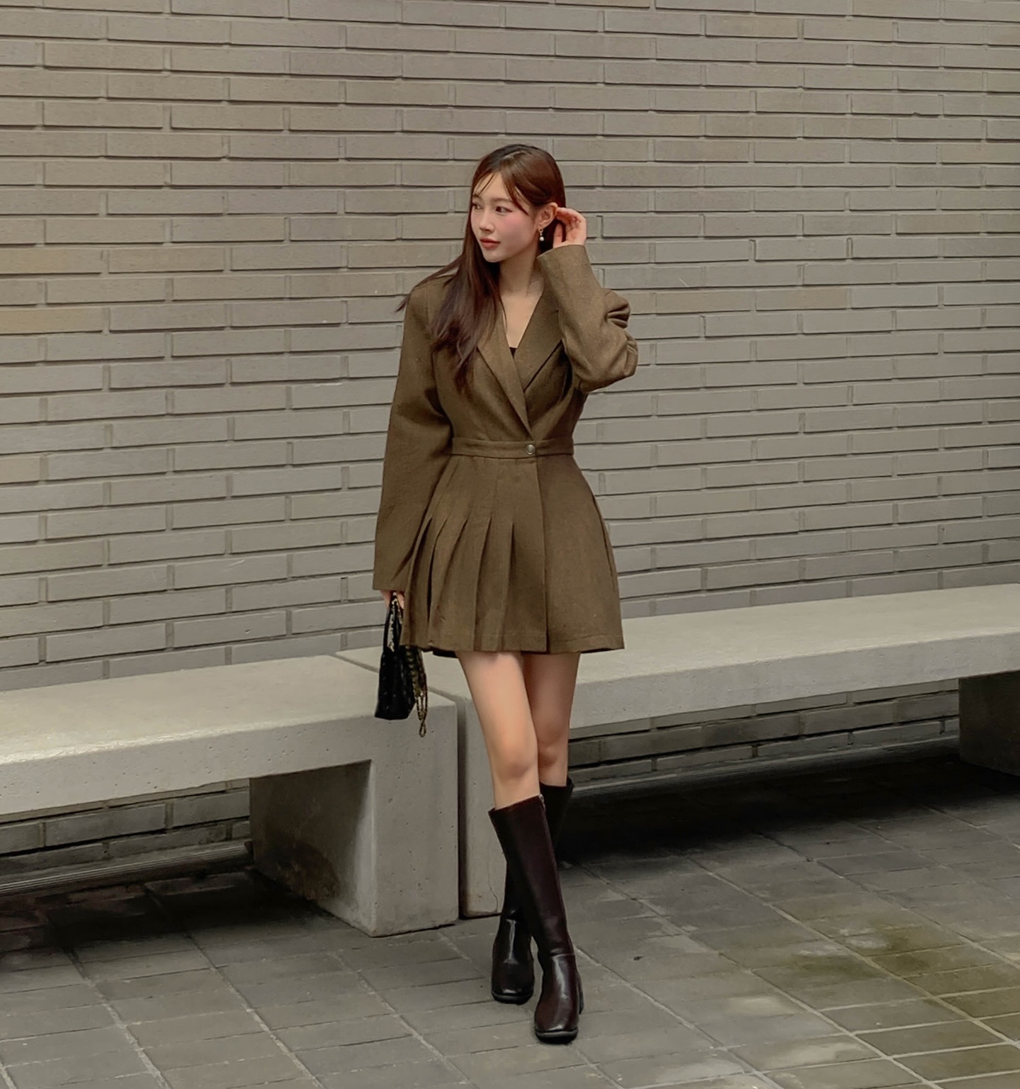 Váy dáng ngắn là lựa chọn giúp tạo vẻ ngoài trẻ trung, gọn gàng mà không cần phối cầu kỳ. Nên chọn thiết kế đơn giản, độ dài vừa phải và chất liệu thoải mái. Kết hợp cùng giày basic sẽ giúp tổng thể thanh lịch nhưng vẫn năng động.