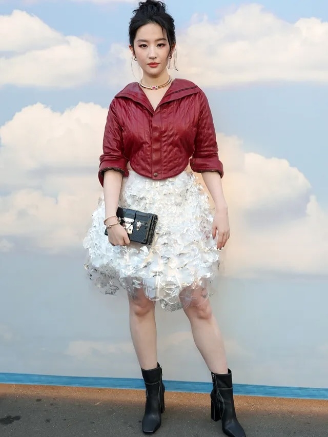 Đến dự một sự kiện tháng 10/2025, người đẹp phối áo khoác da và chân váy xòe bồng. Cô chọn kiểu tóc búi cao, mang bốt cổ thấp. Trên Instagram, đa số bình luận chê diễn viên mặc xấu. Nhiều bình luận nhận được hàng trăm lượt thích, thể hiện sự đồng tình, như: Áo dành cho phụ nữ trung niên, trong khi váy thì dành cho tuổi teen, Kiểu tóc thực sự lạc điệu. Nó chỉ hợp khi bạn mặc váy dạ hội, Hãy chỉ cho tôi sự liên quan về mọi thứ trong bức hình này: áo, váy, giày, vòng cổ, kiểu tóc.