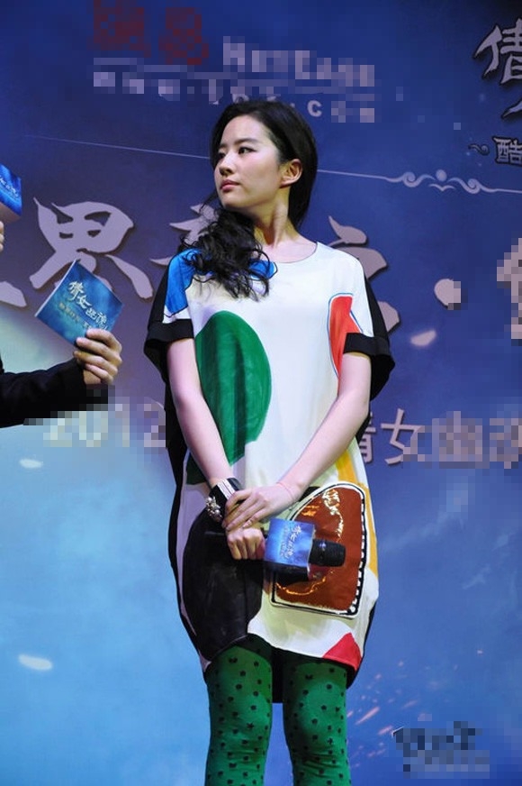 Đầm họa tiết mang phong cách hội họa và quần legging chấm bi, tóc xoăn lọn nhỏ khiến Lưu Diệc Phi trông già hơn so với tuổi.