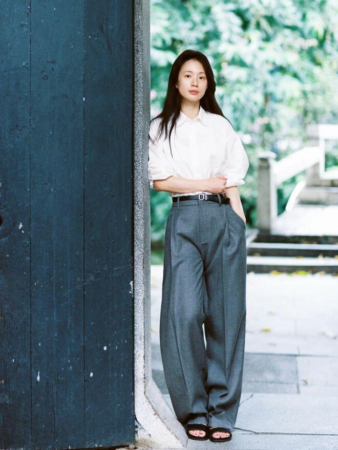 Không chỉ quần ống rộng, kiểu quần này cũng là “chân ái” mặc quanh năm của nàng công sở, dáng nào mặc cũng đẹp - 12