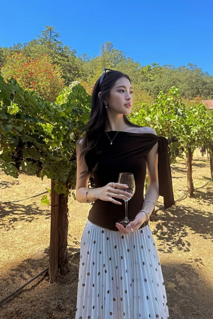 Chiếc áo amp;#34;quốc dânamp;#34; được hội mặc đẹp mê mẩn: Mặc kiểu nào cũng xinh lại không lo lỗi mốt - 6