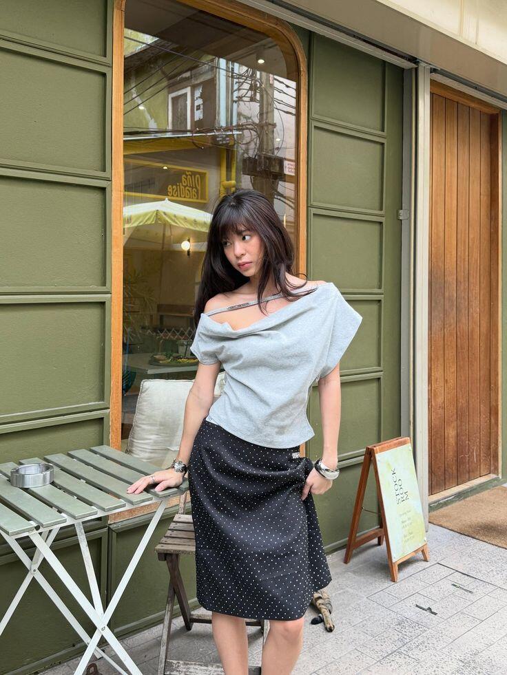 Phối cùng chân váy giúp áo lệch vai trở nên nữ tính hơn. Váy ngắn mang lại vẻ trẻ trung, năng động, trong khi váy dài hoặc midi lại thanh lịch. Chọn thiết kế đơn giản, màu sắc hài hòa để tổng thể tinh tế, phù hợp nhiều hoàn cảnh khác nhau.