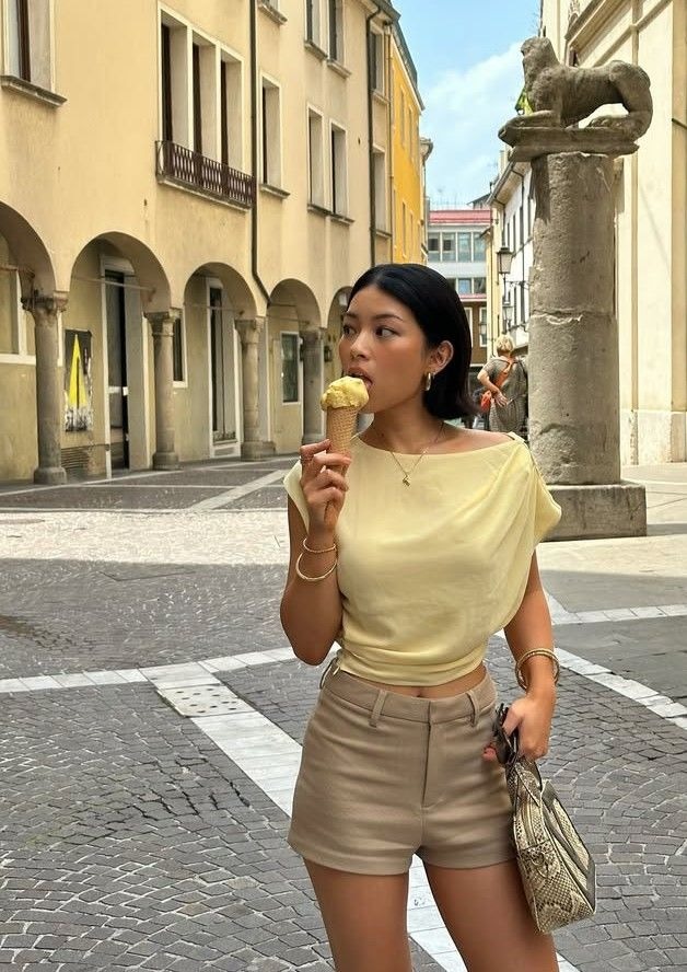 Chiếc áo amp;#34;quốc dânamp;#34; được hội mặc đẹp mê mẩn: Mặc kiểu nào cũng xinh lại không lo lỗi mốt - 10