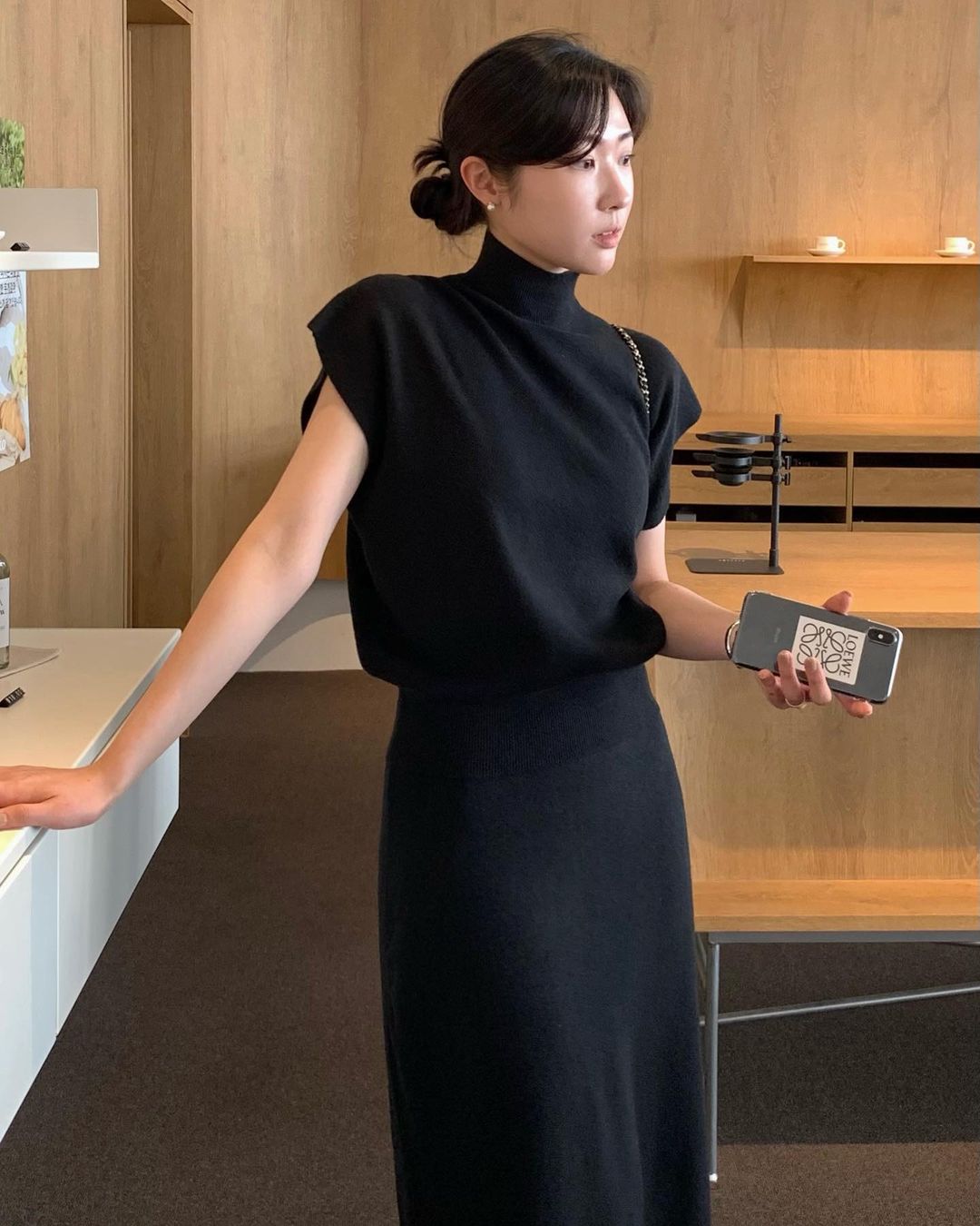 Áo dệt kim mỏng đang trở thành lựa chọn thời thượng nhờ vẻ ngoài tinh tế. Form ôm nhẹ giúp tôn dáng, dễ phối với nhiều kiểu trang phục. Những gam màu trung tính giúp outfit thanh lịch, phù hợp phong cách tối giản nhưng vẫn rất có gu.