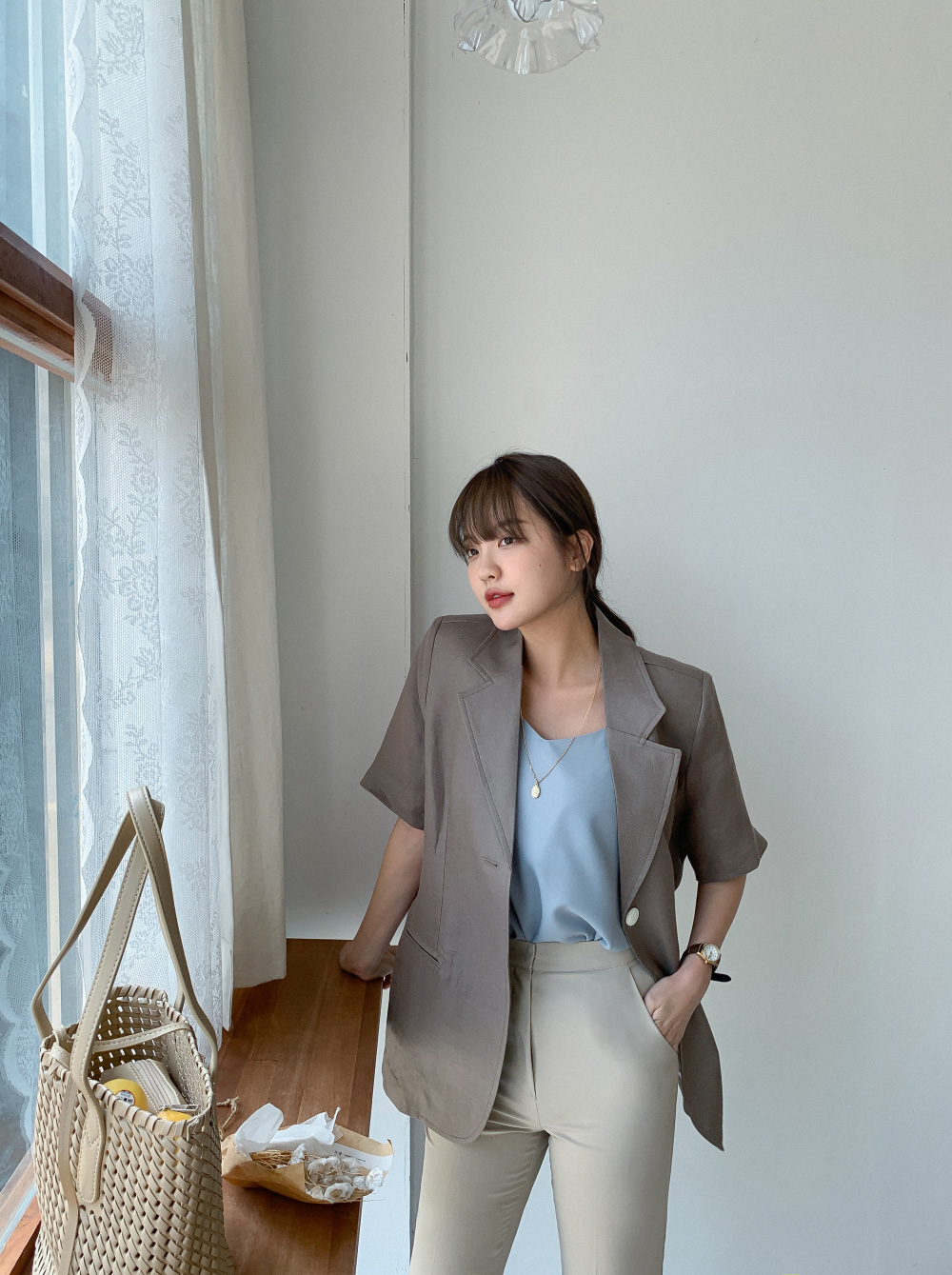 Blazer cộc tay là item được hội mặc đẹp ưu ái vì vừa thanh lịch vừa nhẹ nhàng. Thiết kế gọn gàng giúp nâng tầm outfit nhanh chóng. Dễ phối với quần âu, chân váy hay jeans, phù hợp nhiều hoàn cảnh nếu chọn màu trung tính, chất liệu mỏng.