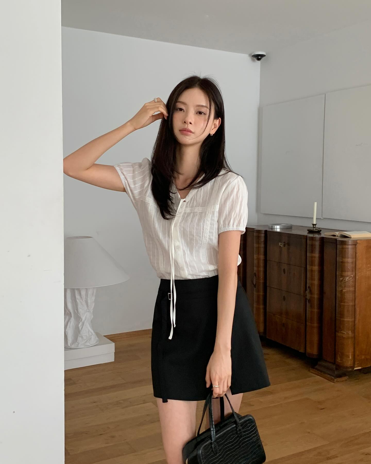 Áo blouse luôn được yêu thích nhờ vẻ nữ tính, mềm mại. Thiết kế đa dạng giúp dễ phối với chân váy, quần âu hoặc jeans. Chỉ cần chọn chất liệu nhẹ, màu sáng hoặc pastel, tổng thể sẽ trở nên thanh thoát, phù hợp cả đi làm lẫn đi chơi.