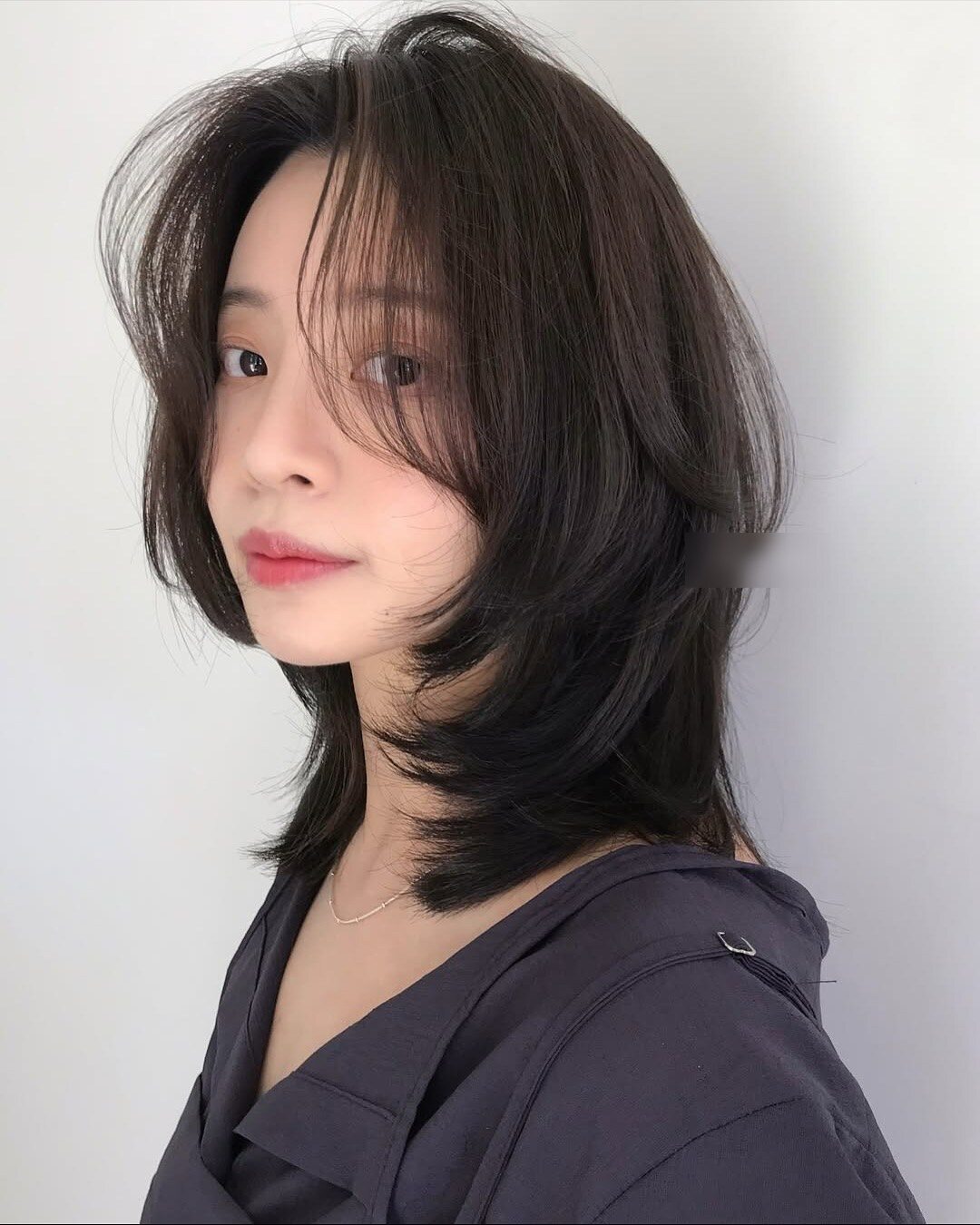 Tóc layer ngang vai là lựa chọn dễ ứng dụng, phù hợp nhiều dáng mặt. Các lớp tóc tỉa nhẹ giúp tạo độ phồng tự nhiên, khiến mái tóc trông dày và bồng bềnh hơn. Kiểu tóc này mang lại vẻ ngoài trẻ trung, gọn gàng, phù hợp cả đi làm lẫn đi chơi.