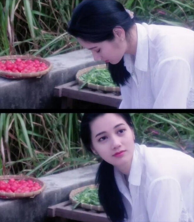 Đôi mắt sáng trong với làn da trắng mịn, gương mặt thanh tú khi cô duy trì hình ảnh ngọc nữ.