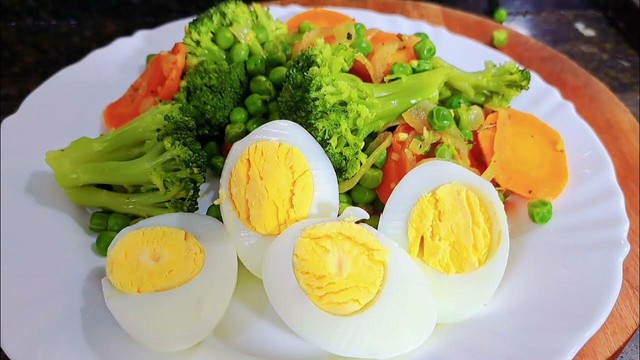 Ăn trứng luộc kèm rau củ tốt cho việc giảm cân.
