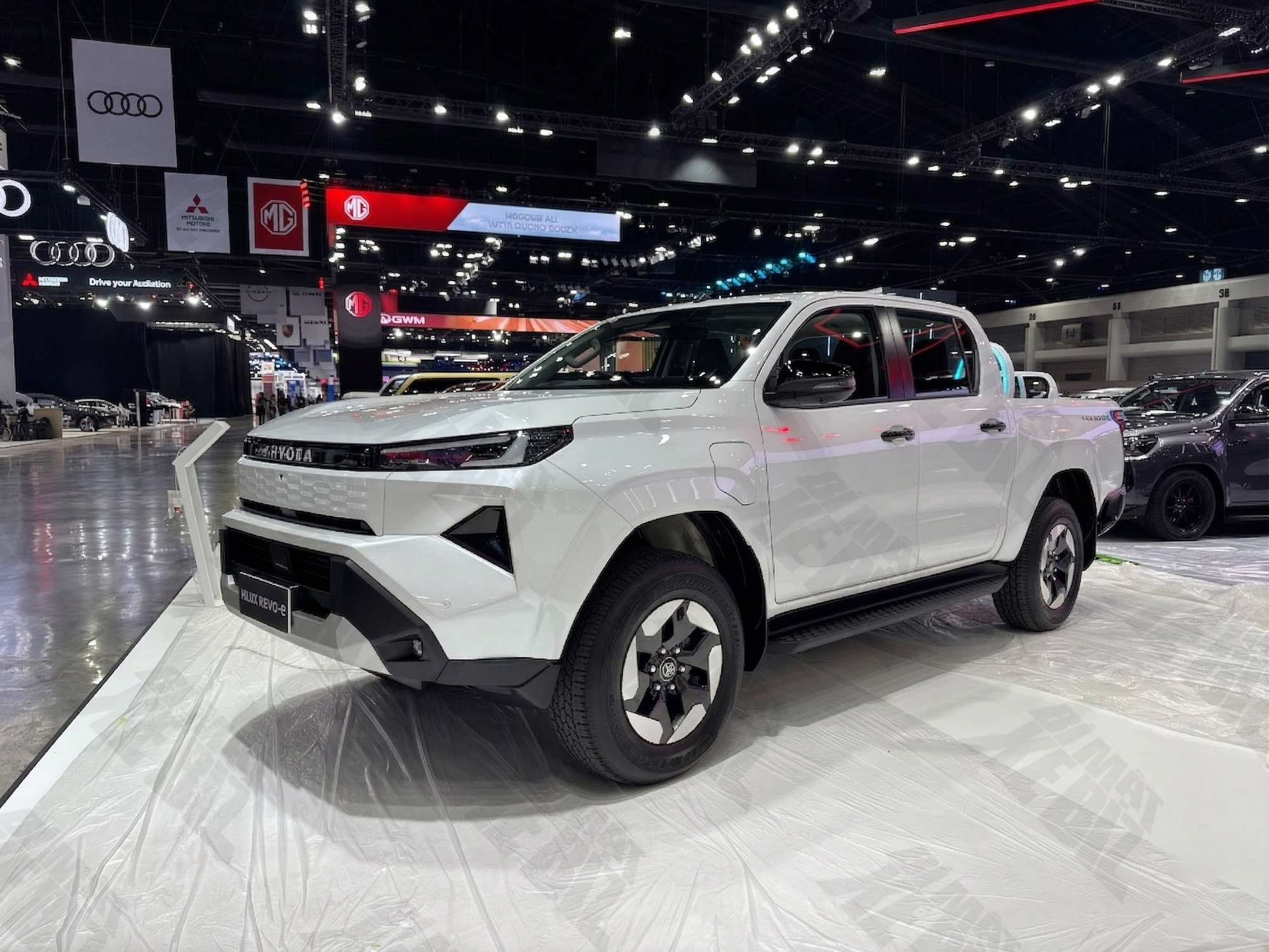 Cận cảnh Toyota Hilux điện tại BIMS 2026: Không còn 'nghèo' trang bị, màn hình như xe sang, sẵn sàng đấu sòng phẳng với Ranger về công nghệ- Ảnh 1.
